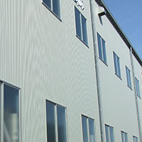 工場・事務所建築の鋼板外壁の板金施工