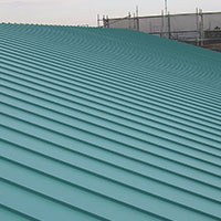 工場・事務所建築の鋼板屋根の板金施工１