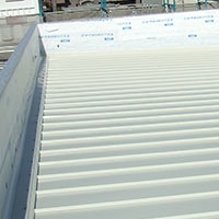 工場・事務所建築の鋼板屋根の板金施工２