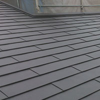 住宅建築の鋼板屋根の板金施工